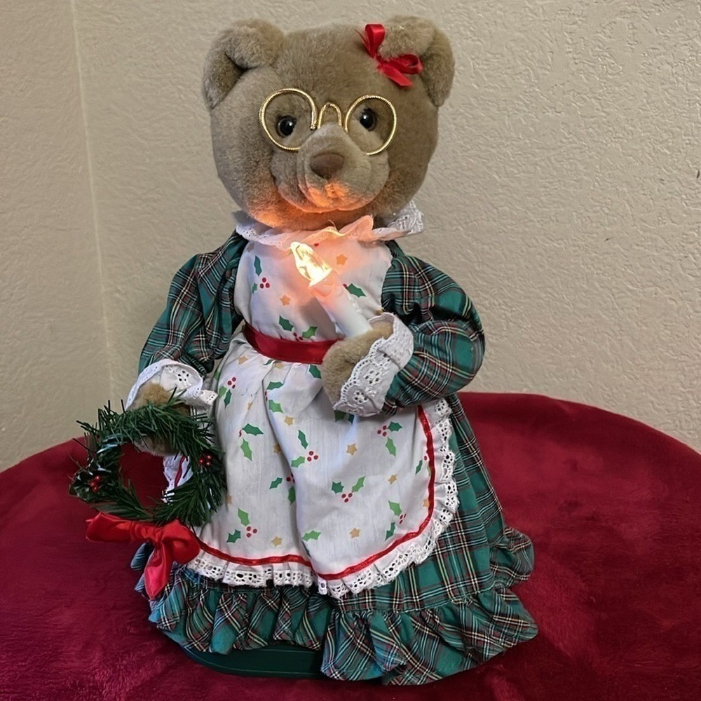 Avon Mrs Claus Christmas Bear Lighted Candle Wreath Plaid Dress Vintage Decor